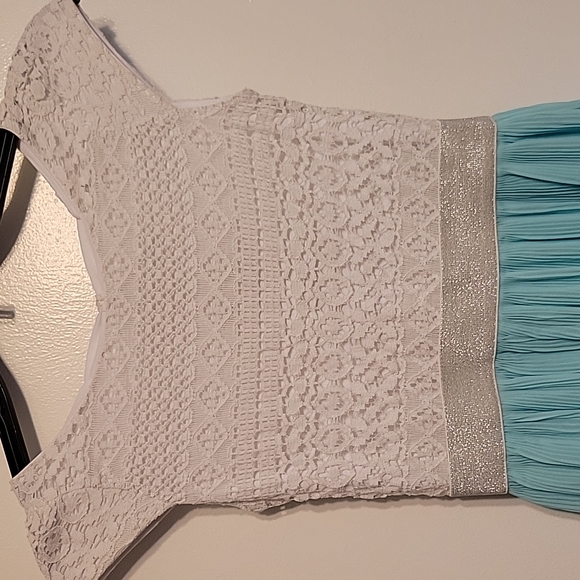 Cute formal knee length dress - Picture 2 of 5